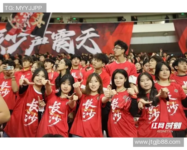 足球明星与球迷亲密合影展现热情瞬间共同追逐梦想的美好时刻