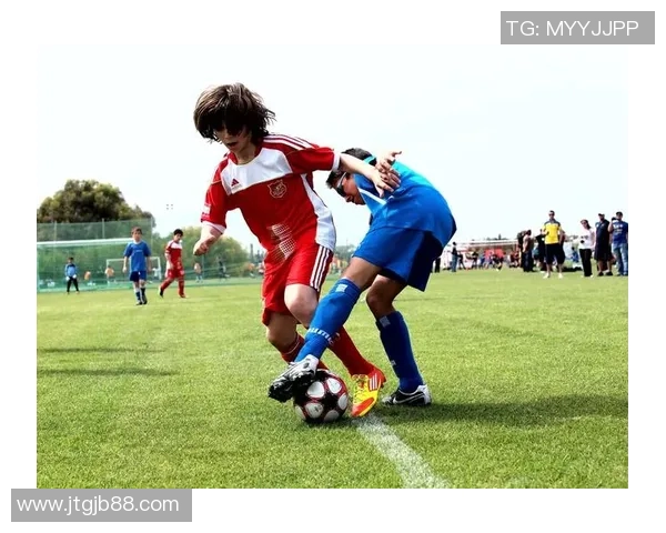 足球明星亲密对话揭秘训练生活与赛场背后的故事