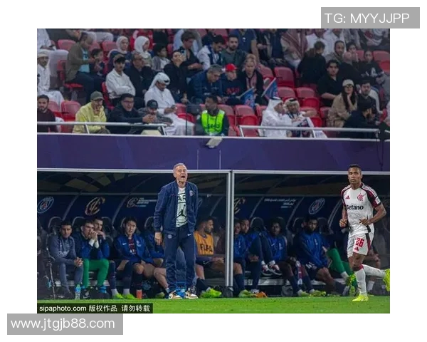 去年备受瞩目的足球明星们盘点与他们的辉煌时刻回顾 去年备受瞩目的足球明星们盘点与他们的辉煌时刻回顾